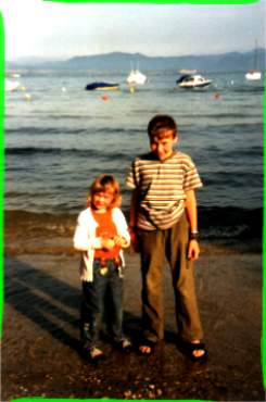 Lisa und Christof am Ufer des Gardasees, Italien
